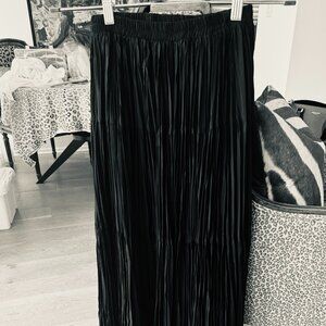 Skirt; pull on pleated